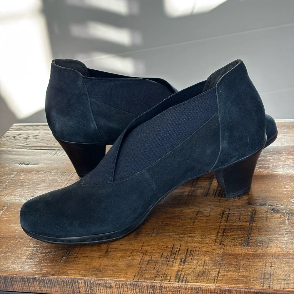 Munro Francee Slip on Ankle Bootie in Navy Suede Size 6